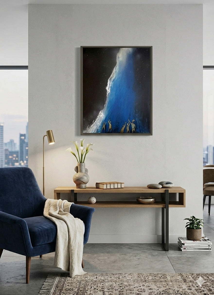 une peinture abstraite se distingue par un contraste saisissant entre l'obscurité profonde d'un arrière-plan noir nuit, parsemé de fines projections blanches évoquant un ciel étoilé, et une immense faille verticale d'un bleu vibrant et lumineux. 100x73cm