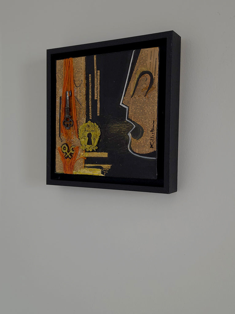 Peinture 20x20cm avec cadre noir en bois - fond noir et collages journaux