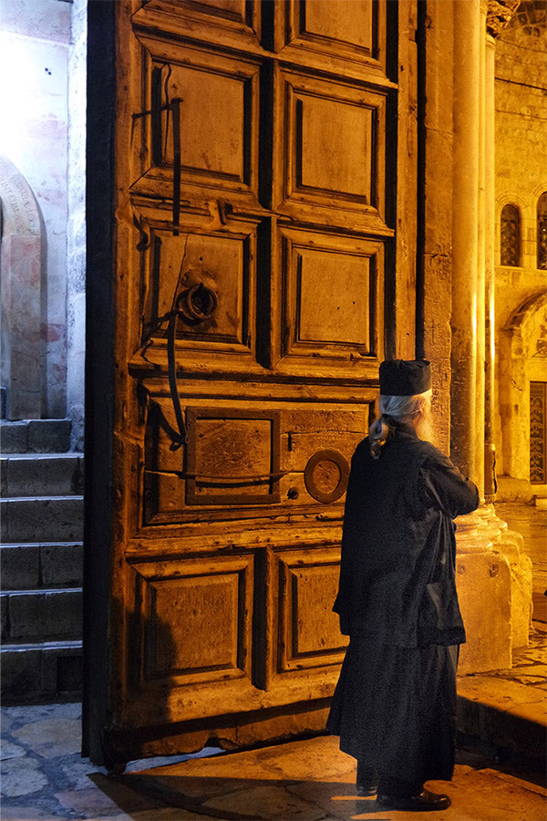 Silence sacré. Une scène intime et lumineuse capturant un moment de recueillement dans un lieu chargé d’histoire. Photo de kellestom à télécharger