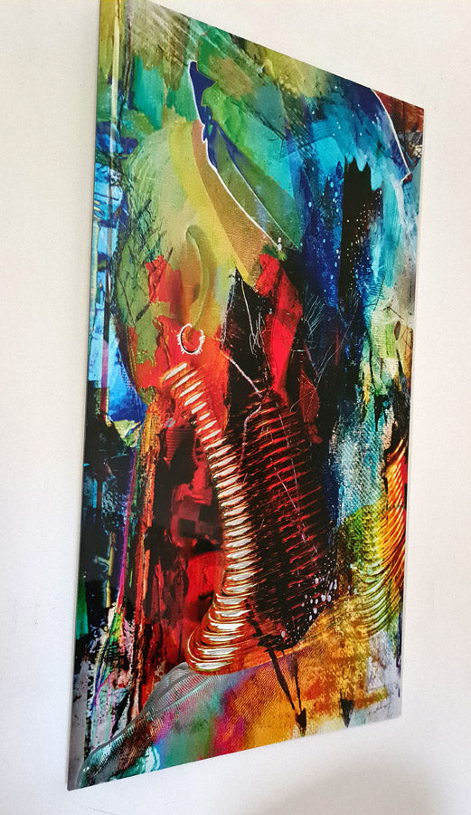 la femme girafe, art digital, éléments ethniques avec une esthétique contemporaine. Le jeu de superpositions chromatiques mêlant des bleus azur à des rouges incandescents.