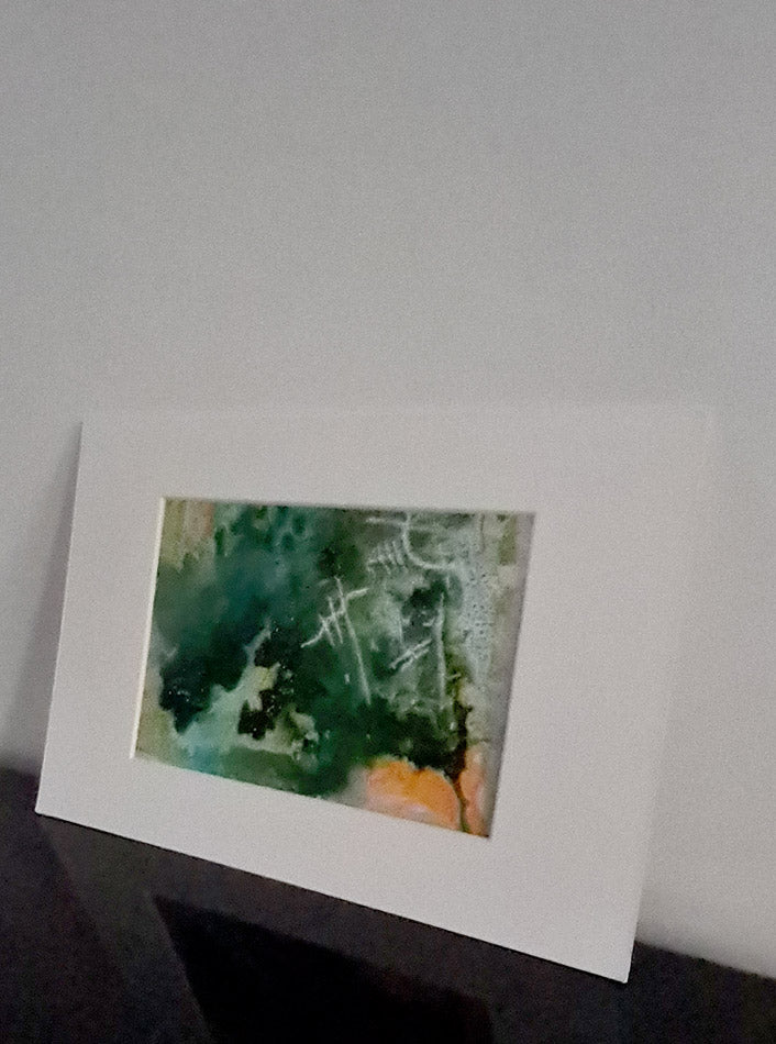peinture abstraite dominante verte avec de l'orange clair en bas à droite 20x30cm par Kellestom