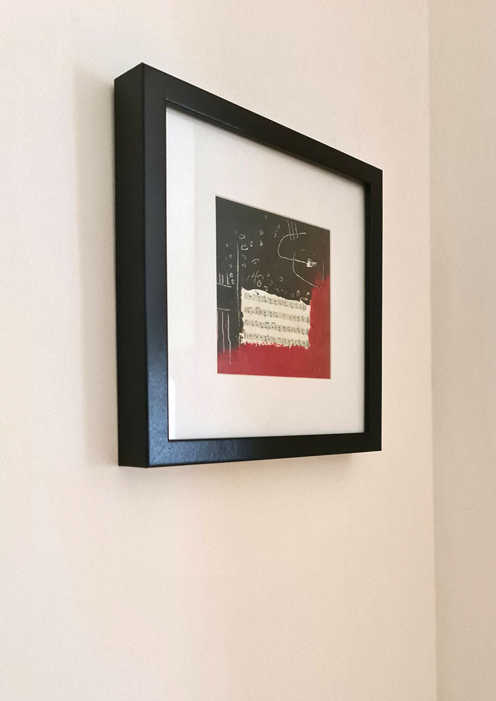 Peinture abstraite "Mélodie" par
Kellestom, technique mixte avec partition de musique, fond noir et rouge éclatant.