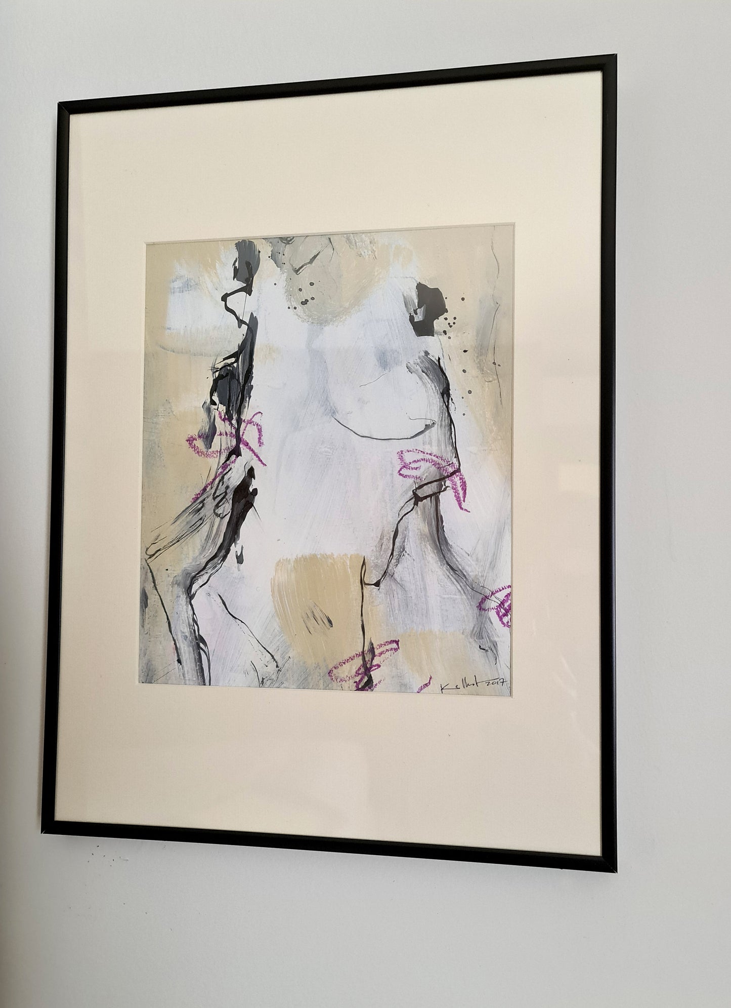 Peinture abstraite contemporaine Petit Bonheur par Kelestom, formes de nu féminin suggérées, touches de peinture noire, beige, blanche et pastel fuchsia