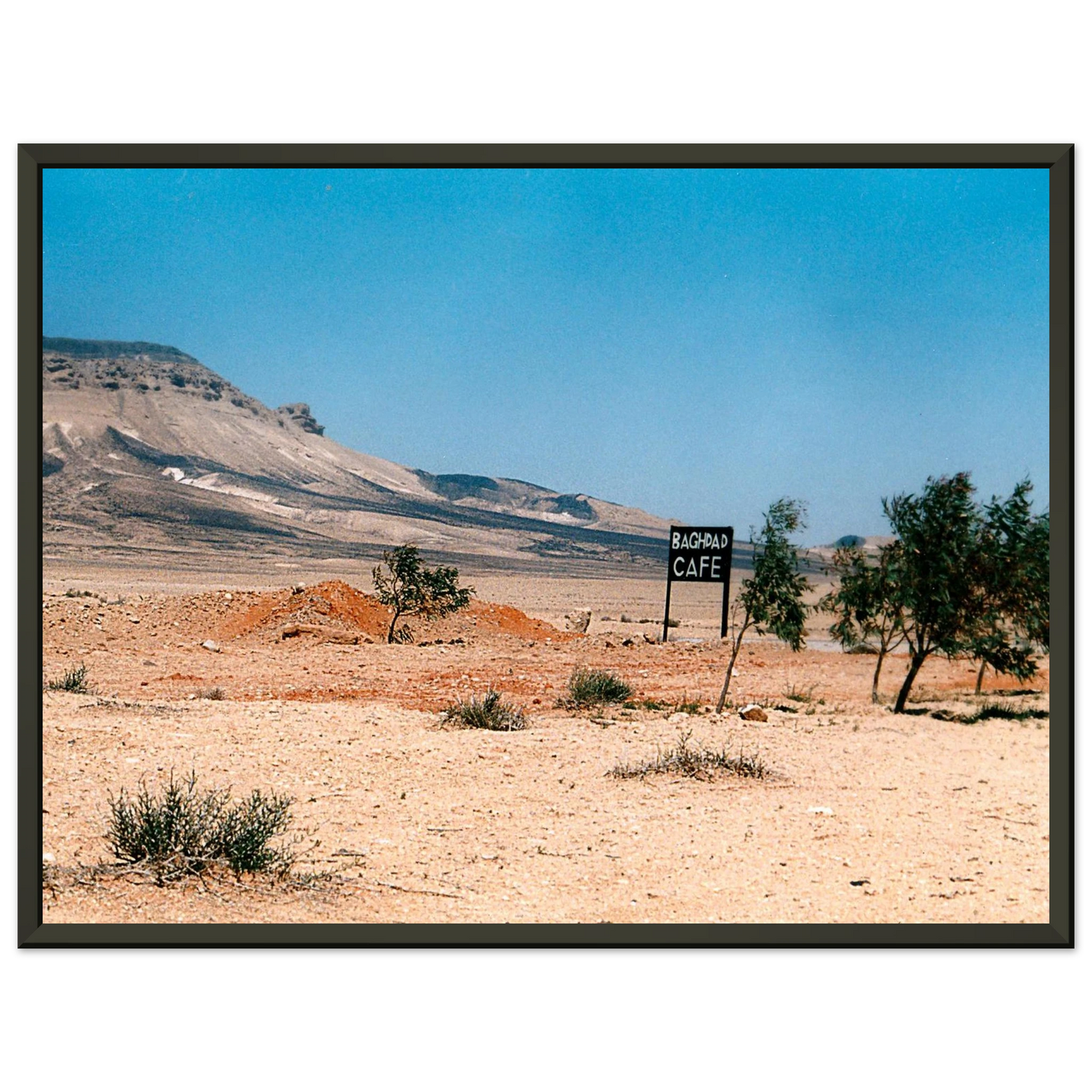 Bagdad Café La photographie capture un rendu exceptionnel des couleurs chaudes et du sable, suggérant à la fois l’isolement et la beauté brute du paysage.