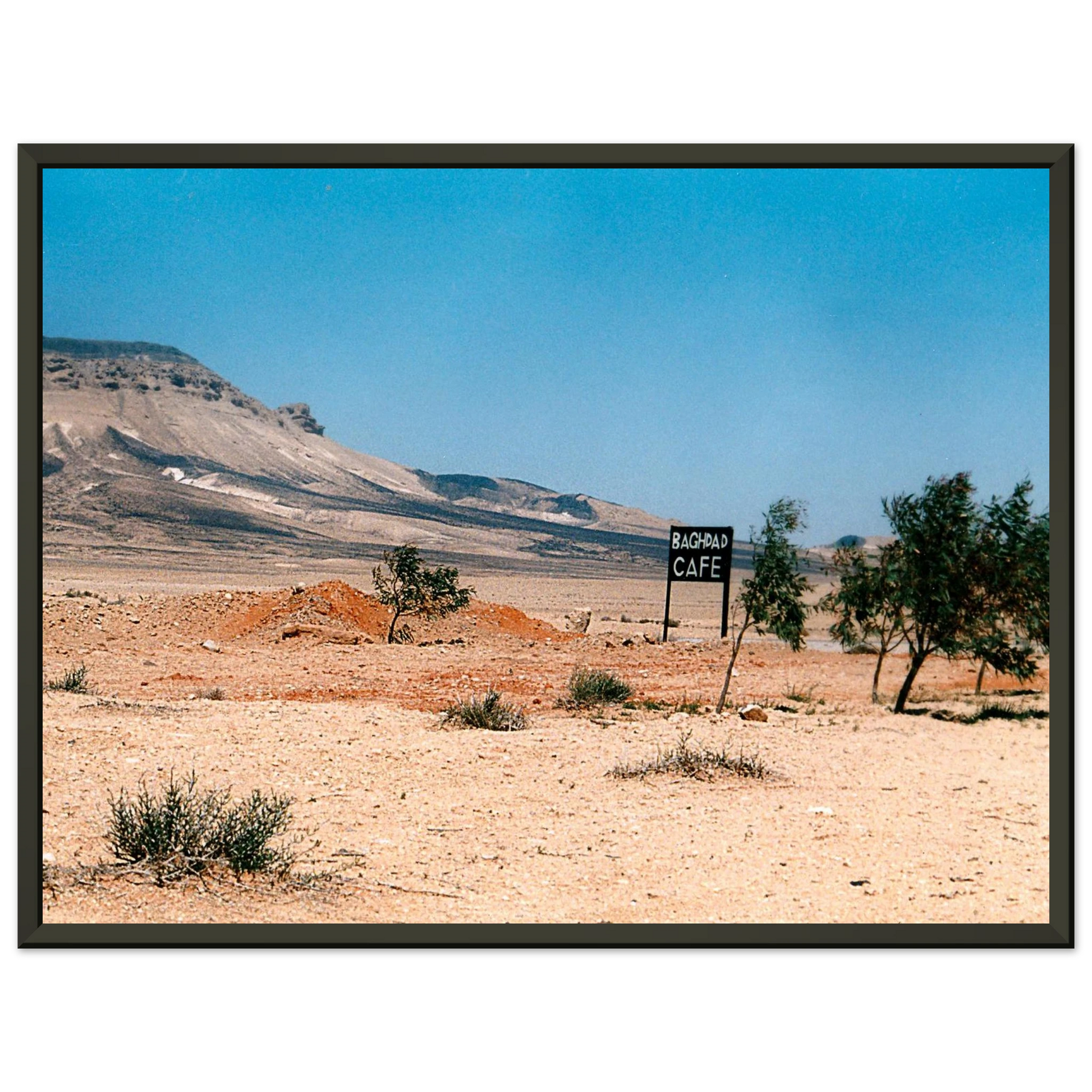 Bagdad Café La photographie capture un rendu exceptionnel des couleurs chaudes et du sable, suggérant à la fois l’isolement et la beauté brute du paysage.