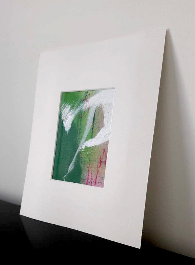 Peinture abstraite contemporaine mêlant des tons vert forêt, des coups de pinceau blancs dynamiques et des traits graphiques rose fluo.