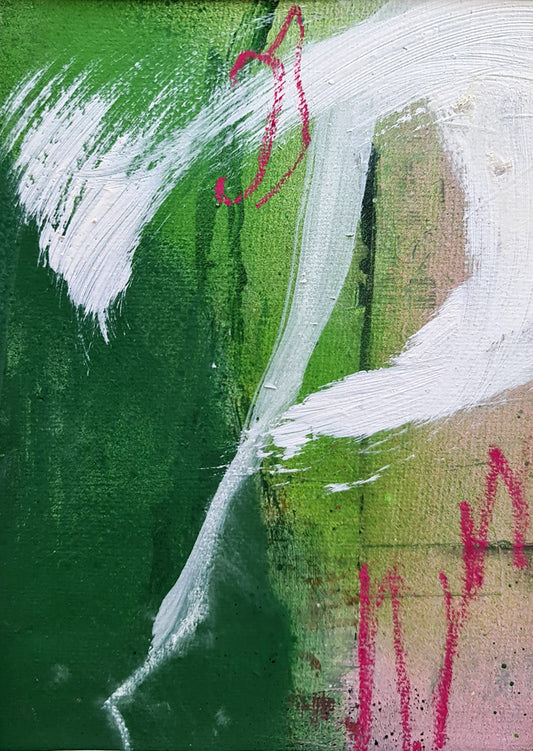 Peinture abstraite contemporaine mêlant des tons vert forêt, des coups de pinceau blancs dynamiques et des traits graphiques rose fluo.