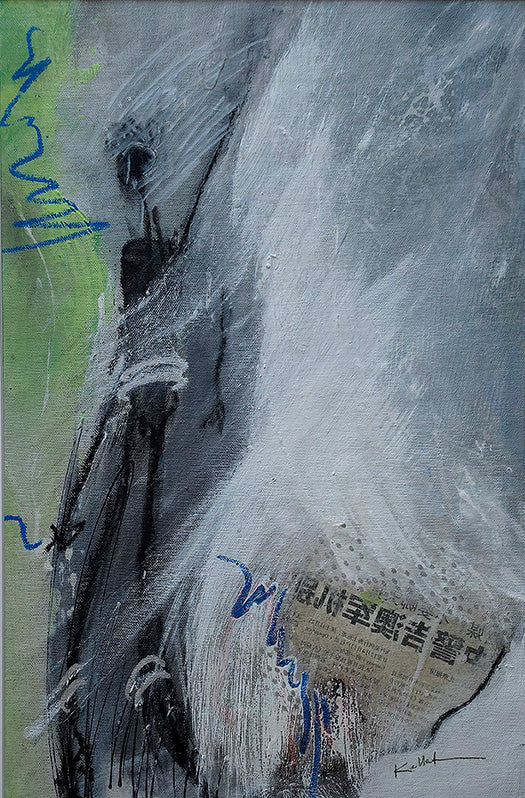 Tableau peinture et collage Héros de l'Ombre par Kellestom, représentant une silhouette sombre filiforme sur fond gris avec coupures de presse asiatique.