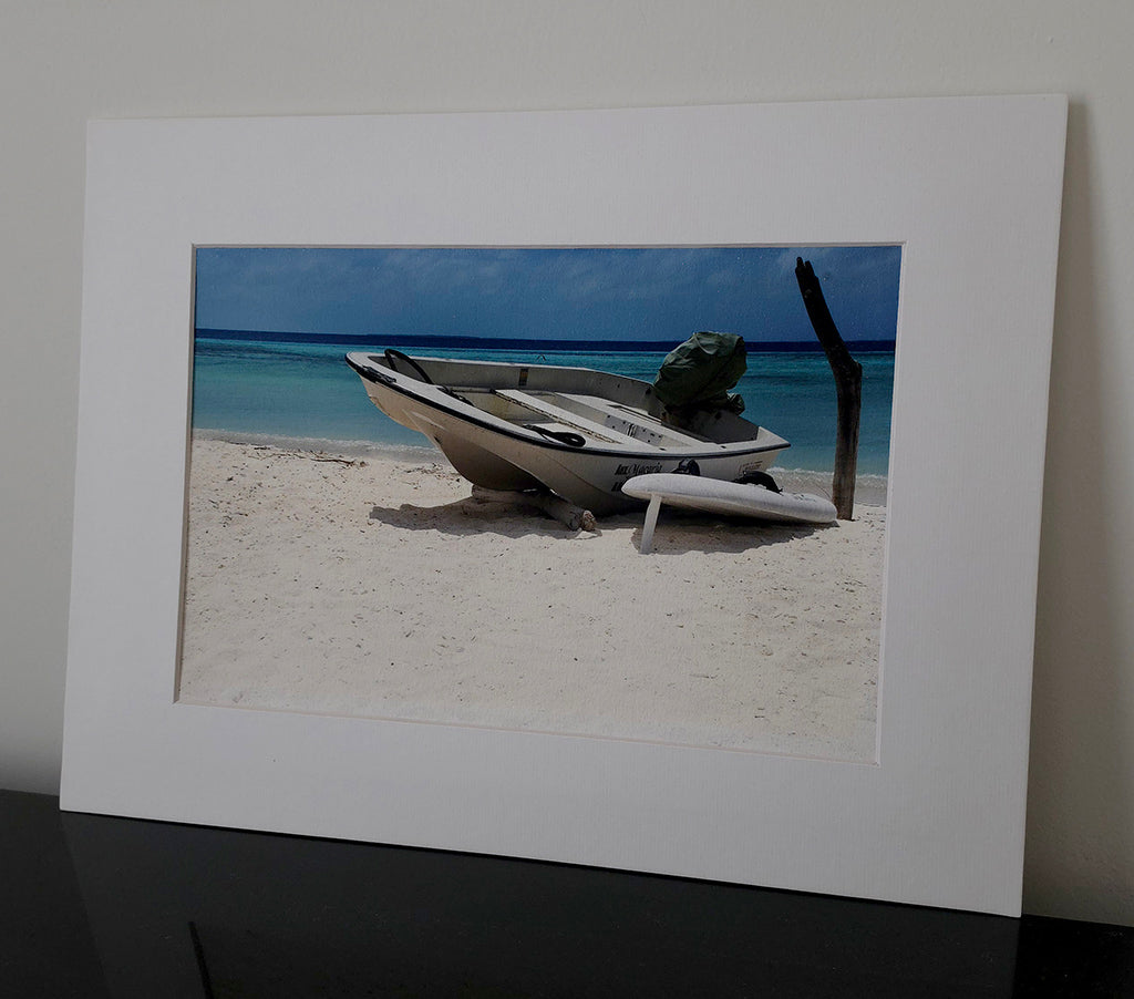 La barque sur le sable blanc  à Los roques au Vénézuela photo d'art 20x30cm avec passe partout blanc 30x40cm Kellestom