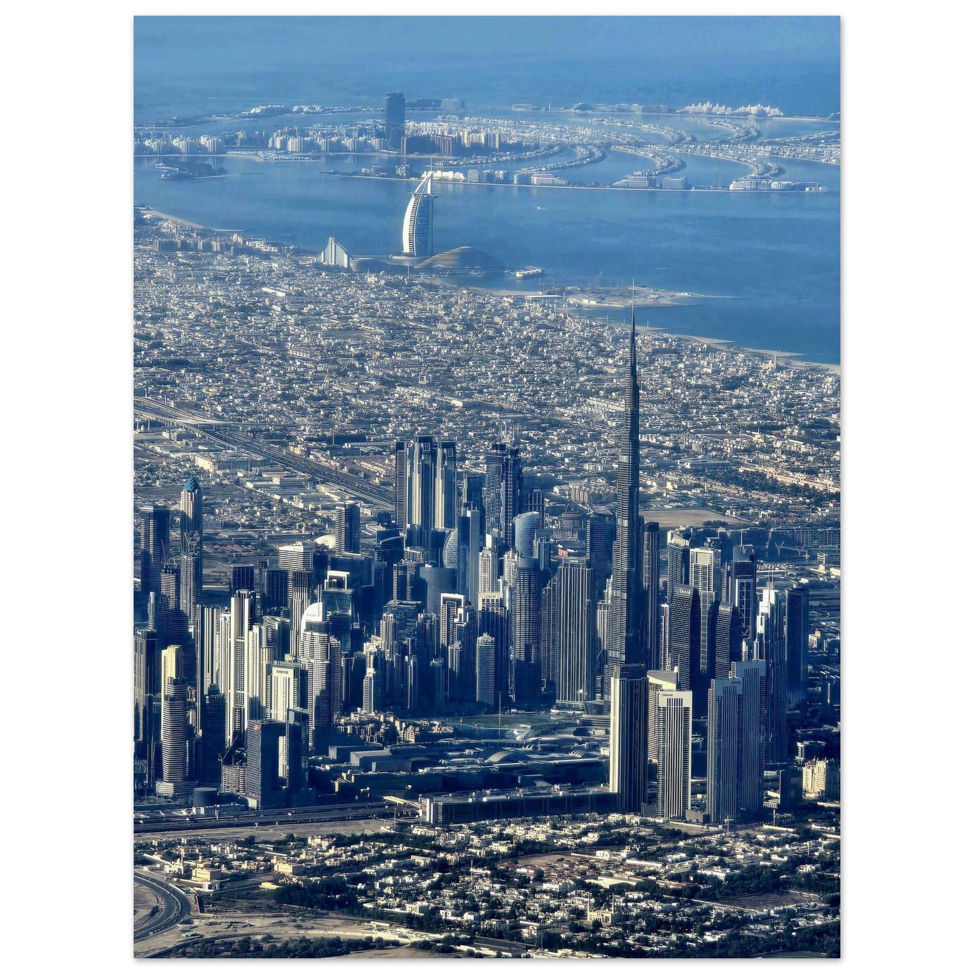 Entre le bleu profond du Golfe Persique et l'acier étincelant des gratte-ciel, le Burj Khalifa s'élance vers le ciel comme un défi à la gravité. 
