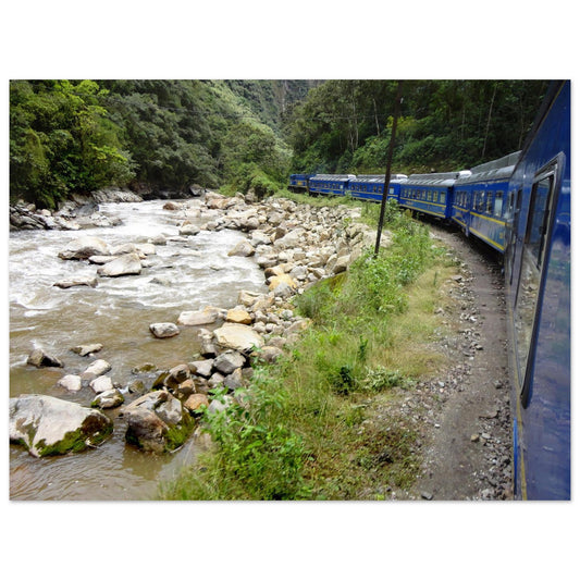 Photographie de voyage du train bleu PeruRail longeant la rivière Urubamba dans une vallée verdoyante des Andes vers le Machu Picchu - Collection Kellestom.