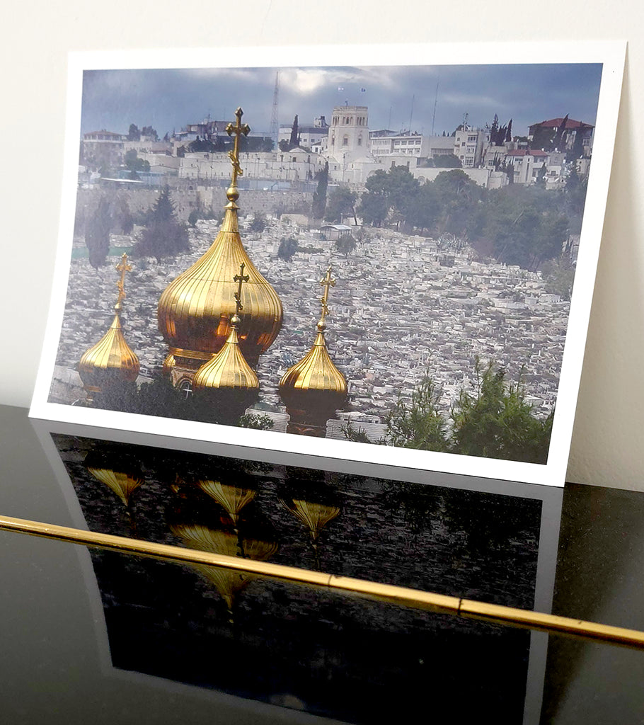 les célèbres coupoles dorées de l'église orthodoxe Sainte-Marie-Madeleine, émergeant au-dessus du vaste cimetière du Mont des Oliviers à Jérusalem. Photo sur papier d'art 20x30cm
