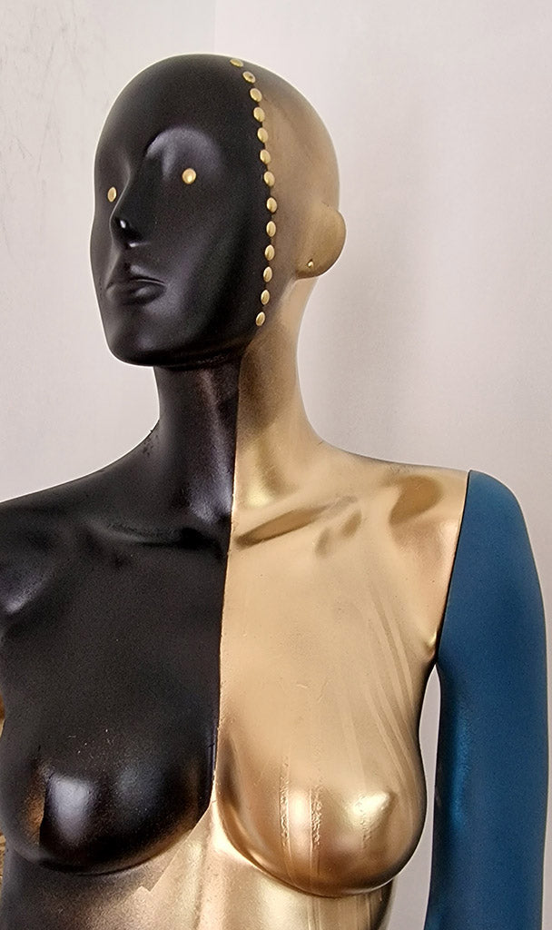 Mannequin peint noir or et bleu Love not War par l'artiste Kellestom