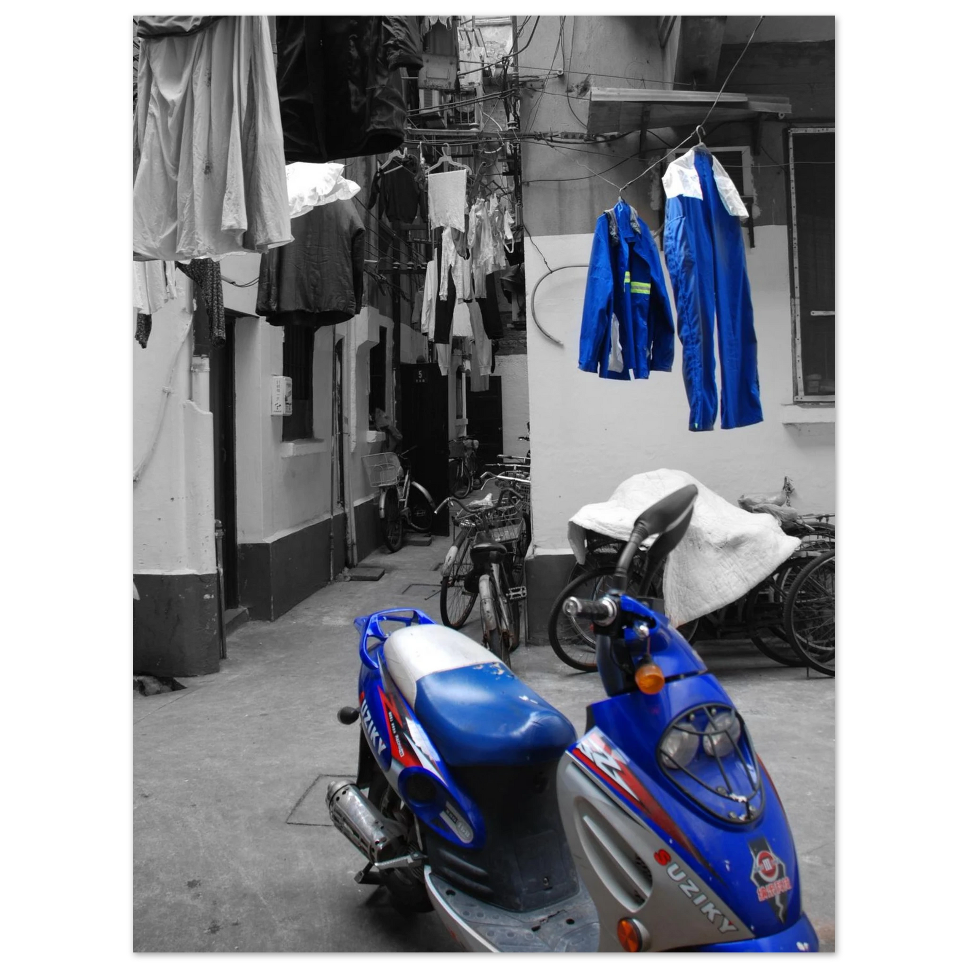 a Shanghai, une moto suziky bleu dans une photo noir et blanc