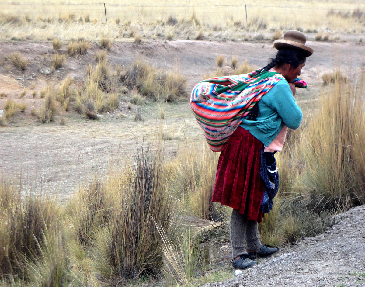 Photo d'une femme des Andes de profil portant un tissu multicolore au bord d'une route au Pérou, format 24x30 - Kellestom