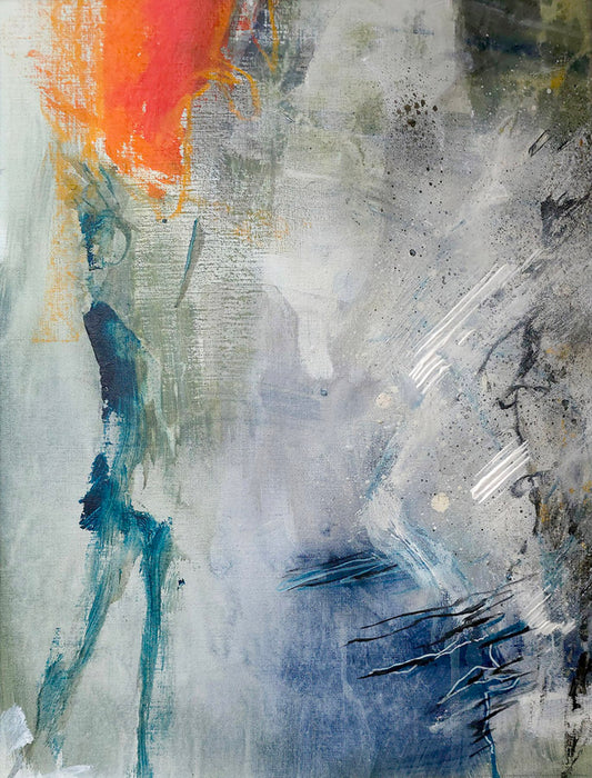 Peinture abstraite contemporaine aux textures grises et bleues avec éclats orange, évoquant une présence diffuse et résiduelle.