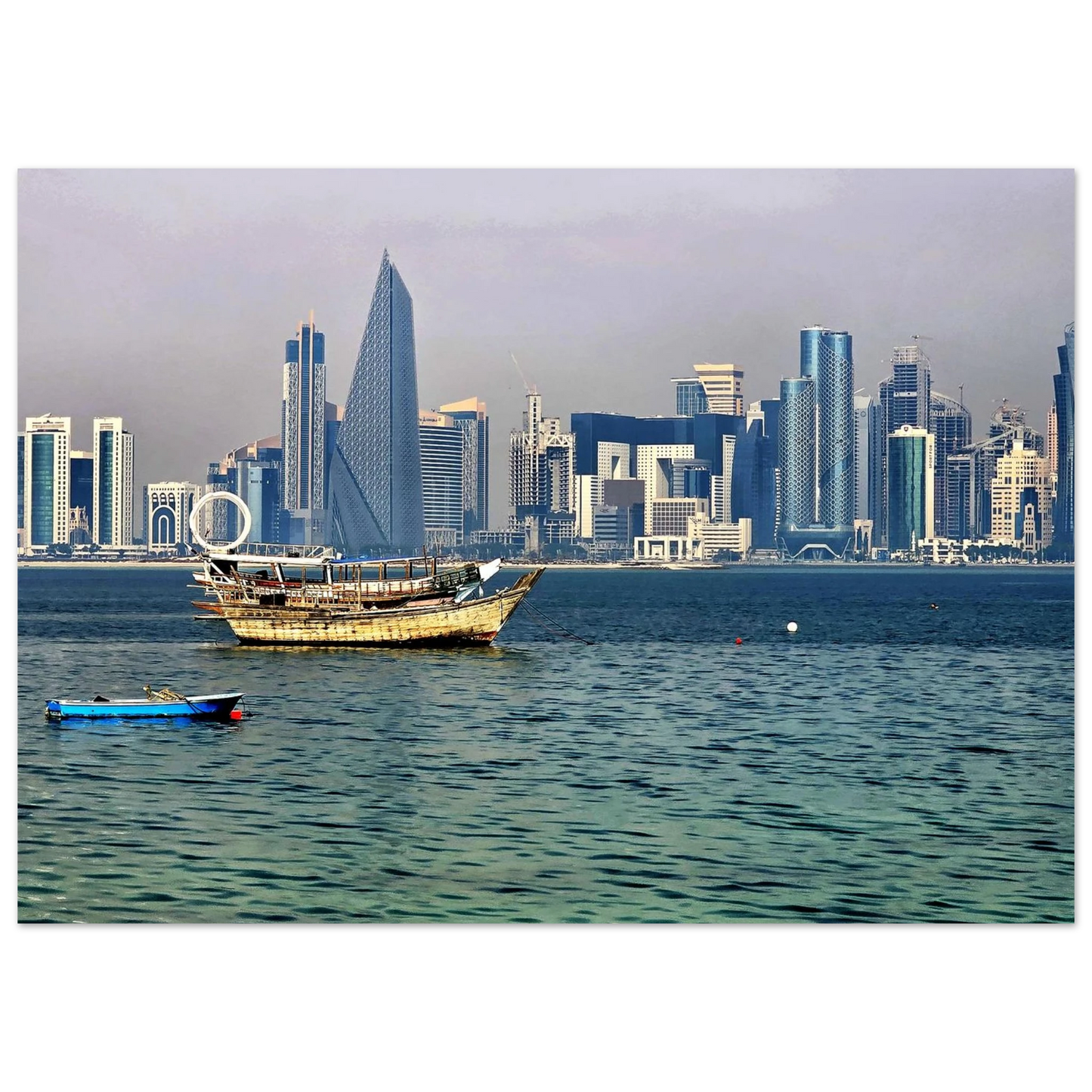 photo de kellestom, impression sur aluminium du port de Doha au Qatar avec dhow traditionnel et gratte-ciel
