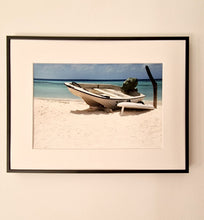 Load image into Gallery viewer, pphoto barque sur sable blanc au venezuela
