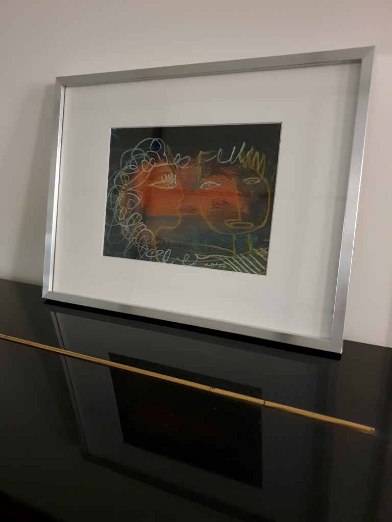 Dessin de deux profils sur fond de peinture 