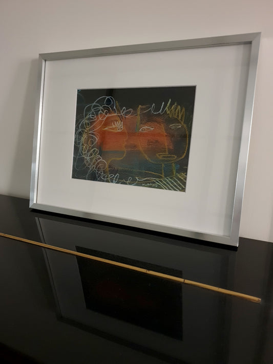 Dessin de deux profils sur fond de peinture 