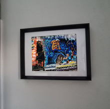 Carregar imagem no visualizador da galeria, Dans la jungle de la ville - photo avec cadre vitrine 32x42cm
