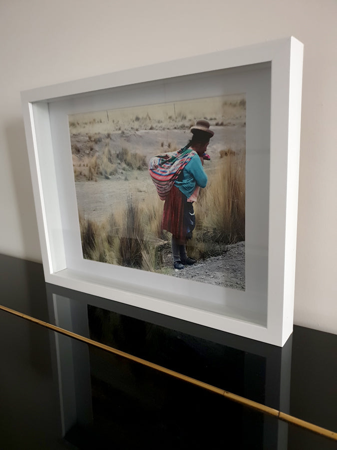 une femme des Andes de profil portant un tissu multicolore au bord d'une route au Pérou, format 24x30 - Kellestom