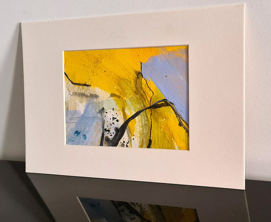 petite peinture abstraite sur papier fond jaune et bleu pale