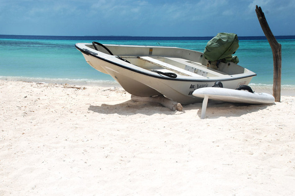 barque sur sable blanc  à Los roques au vénézuela photo d'art Kellestom