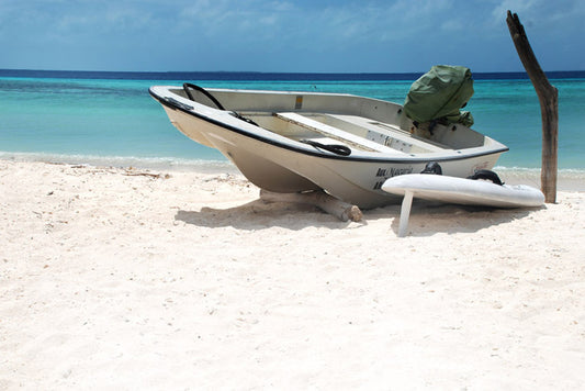 barque sur sable blanc  à Los roques au vénézuela photo d'art Kellestom