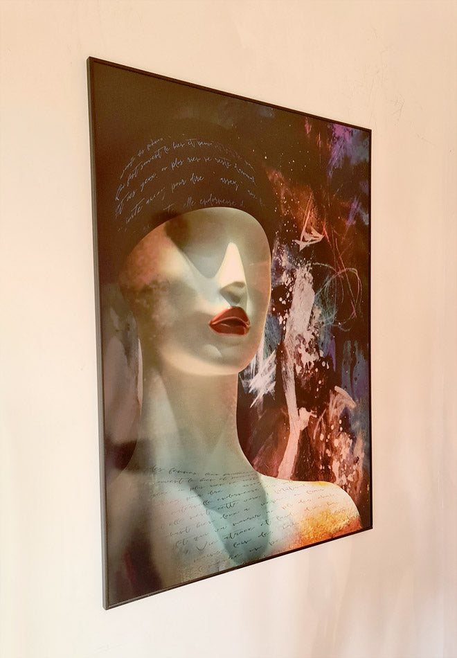 Œuvre d'art numérique "Créature" par Kellestom, portrait surréaliste de mannequin avec écriture manuscrite, impression sur aluminium.