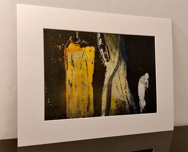  Le noir et l’ocre s’affrontent et se complètent, le collage et les textures créent une surface vivante 