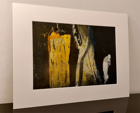 Le noir et l’ocre s’affrontent et se complètent, le collage et les textures créent une surface vivante 