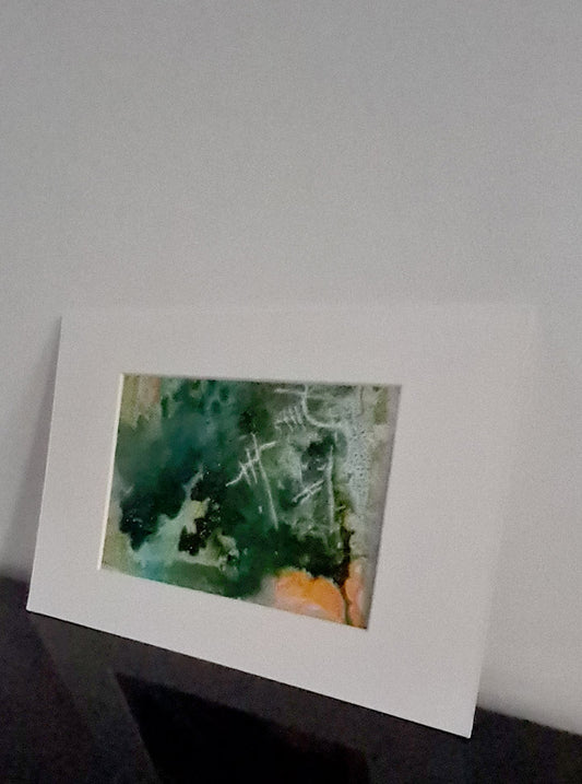 peinture abstraite dominante verte avec  de l'orange clair en bas à droite 20x30cm par Kellestom