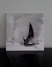 Charger l&#39;image dans la galerie, Halong Bay - peinture d&#39;une voile noire noir sur fond gris. Carton toilé 19x19cm
