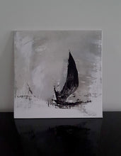 Carregar imagem no visualizador da galeria, Halong Bay - peinture d&#39;une voile noire noir sur fond gris. Carton toilé 19x19cm
