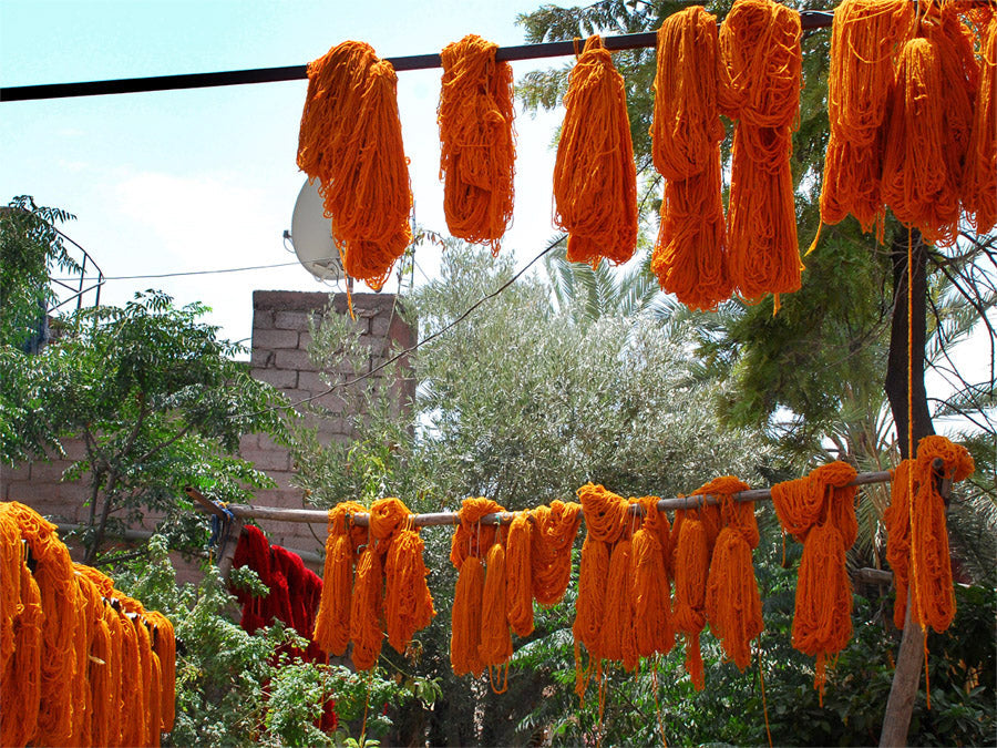 séchage de laine orange à Marrakech