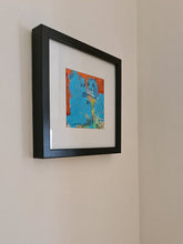 画像をギャラリービューアに読み込む, Réflexion-peinture fond rouge personnage bleu, passe partout 20x20cm, cadre noir 3D
