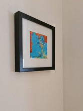 Carregar imagem no visualizador da galeria, Réflexion-peinture fond rouge personnage bleu, passe partout 20x20cm, cadre noir 3D
