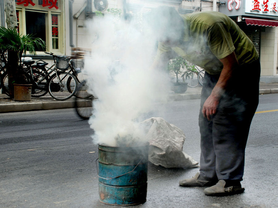 Shanghai le feu dans un vieux bidon au milieu de la rue .Photo à telecharger de Kellestom 